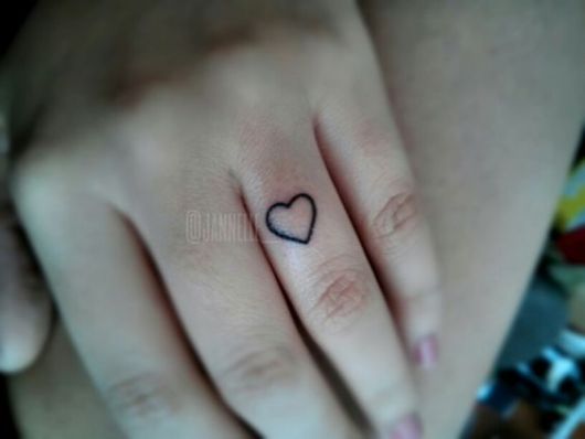 tatuagens femininas de coração para os dedos tatuagens femininas de coração para os dedos