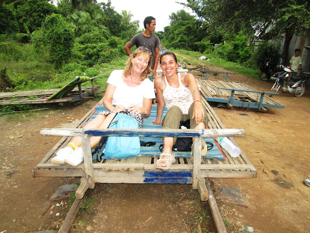 Margaret y yo en el tren de bambú. Margaret y yo en el tren de bambú en Battambang, Camboya