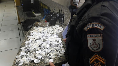 Suspeitos são detidos com drogas e munição em Macaé Suspeitos são detidos com drogas e munição em Macaé