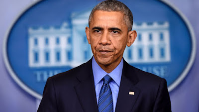 Biografi Barack Obama Biografi Barack Obama Catatan mengenai biografi Obama ini akan membahas lika-liku perjalanan hidup seorang Barack Obama yang kini telah menjadi pemimpin negara super power. Iya, kini Obama, seorang keturunan Afro-Amerika untuk pertma kalinya dalam sejarah AS sebagai presiden berkulit hitam pertama. Kemenangan Obama terbilang fenomenal karena siapa yang menyangka orang yang pernah tak diperbolehkan masuk saat sidang Partai Demokrat ini mampu lolos konvensi mengalahkan mantan ibu negara Hillary Clinton. Dalam biografi Obama yang singkat ini akan lebih banyak mengulas mengenai perjalanan karier politik sampai akhirnya Obama mampu menduduki singgasana kursi kepresidenan di White House. Obama dilahirkan di Honolulu, Hawai, pada 4 Agustus 1961. Obama menikahi Michelle, istrinya sekarang pada 1988 dan dikaruniai dua orang outeri, Malia (1998), dan Sasha (2001). Ayahnya bernama Barak Obama, Sr, yang merupakan keturunan Islam Kenya, dan ibunya seorang doktor Sosiologi, Ann Dunham. Sampai akhirnya, ibu dan ayahnya bercerai ketika ia masih berusia 2 tahun dan menikah dengan pemuda dari Indonesia Lolo Soetoro Barrack Obama adalah keturunan Afrika-Amerika pertama yang menjabat Presiden Amerika Serikat setelah sebelumnya merupakan keturunan Afrika-Amerika pertama yang dicalonkan oleh sebuah partai biografi barack obama dalam bahasa indonesia lengkap profil barack obama presiden as