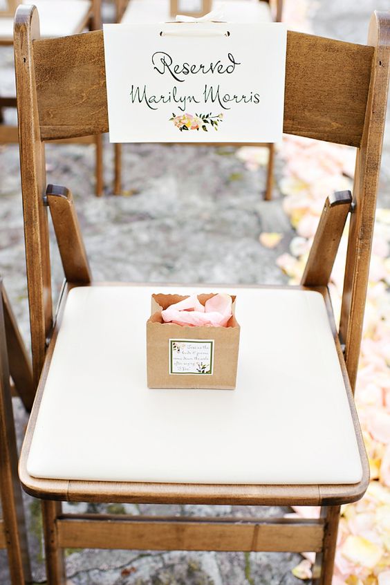 Asiento ceremonia, ideas Si buscáis ideas para decorar los asientos de ceremonia, estas sillas decoradas con cartel identificador y detalles son perfectas para inspirarse.