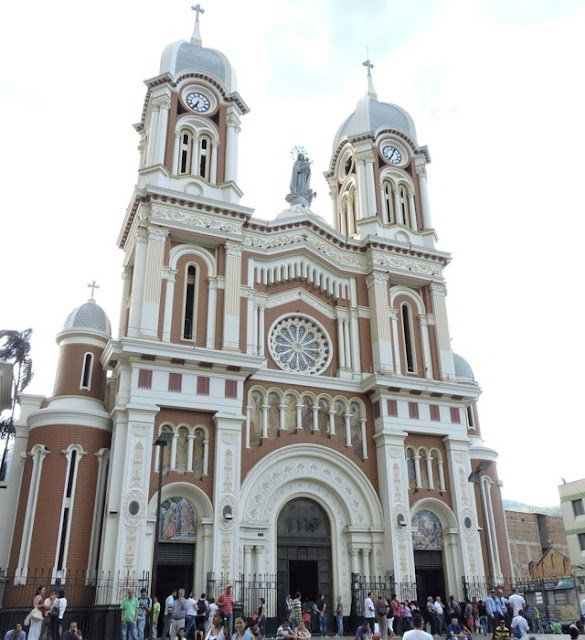 Iglesia iglesia principal del parque de Bello