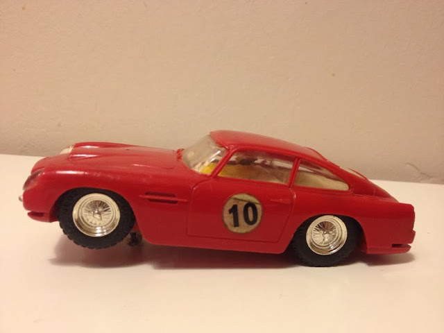 Scalextric C68 Aston Martin DB4 GT Red #2 (Gebraucht) in Genthod für