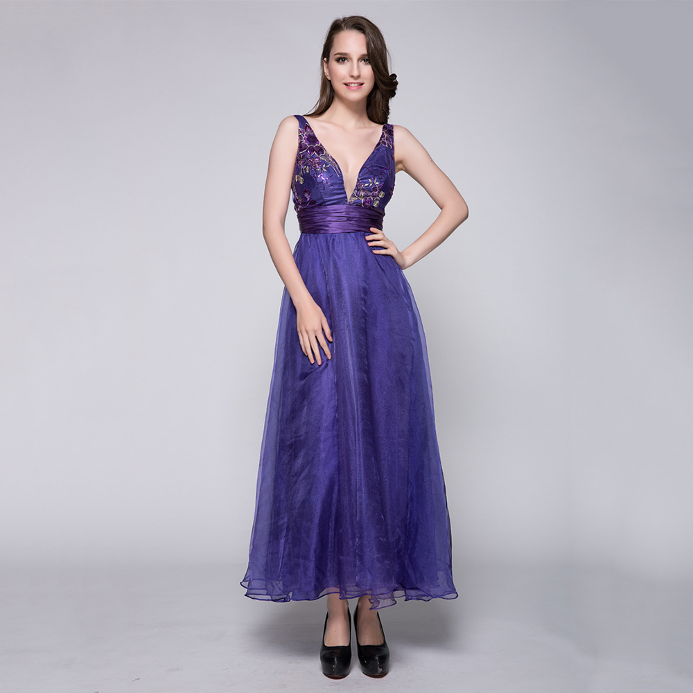 Ragazza In Un Vestito Viola Immagine Stock - Immagine Di Stile, Donna - Foto 5