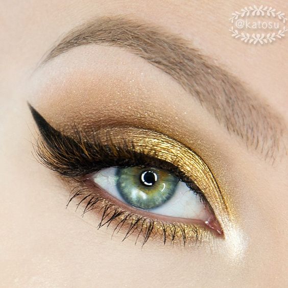 Sombra com glitter dourado Maquiagem sombra glitter dourado