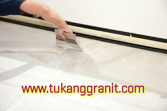 gambar proses pemasangan granit lantai