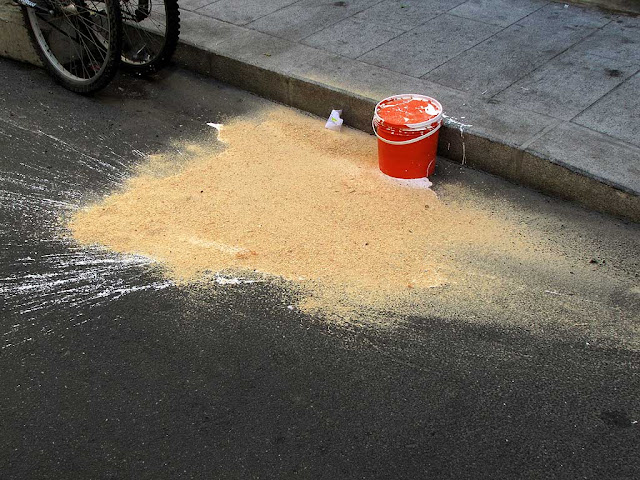 Splashed paint and sawdust, via San Carlo, Livorno