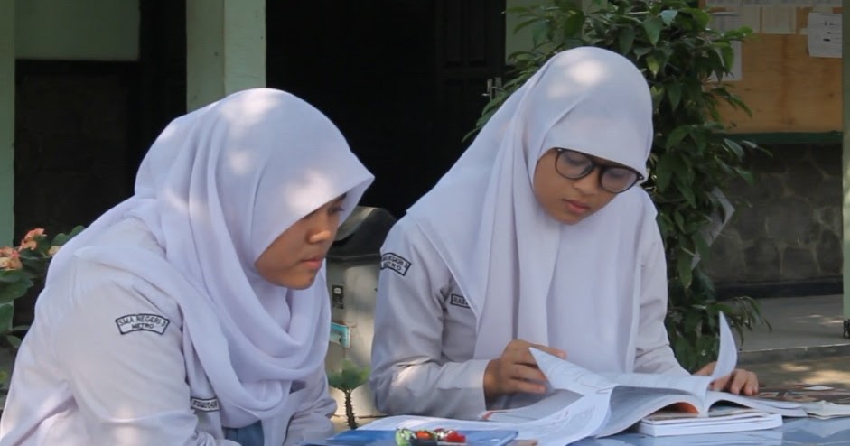 Menguasai Bahasa Inggris Peminatan Kelas 10 Semester 2: Panduan Lengkap dengan Contoh Soal dan Pembahasan Menguasai Bahasa Inggris Peminatan Kelas 10 Semester 2: Panduan Lengkap dengan Contoh Soal dan Pembahasan