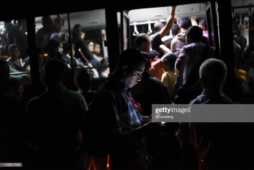 El apagón venezolano, un verdadero crimen social del chavismo - Por Razon y Revolucion Gettyimages-1129217525-1024x1024