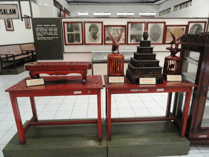 Koleksi lain yang ada di tiap ruangan di Museum RA. Kartini
