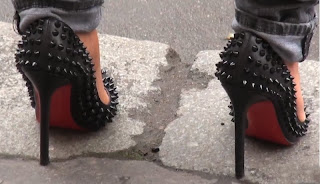 Szöges, szúrós, de legalább jó magas sarka van – cipő divat Párizs 2013 – 2014 – cipő modell lábon a járda szélén állva 