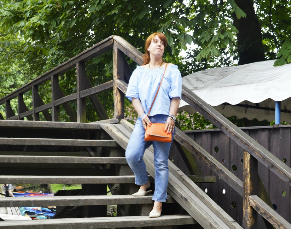 Blue Offshoulder - Summer Outfit with MAC Jeans, Off Shoulder Blouse and Leather Mules, combined with a papaya coloured Picard crossbody Bag - posted by Annie K, Fashion Blogger, Founder, CEO and writer of ANNIES BEAUTY HOUSE - a german fashion and beauty blog