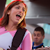 Amy Jo Johnson veste o uniforme da Ranger Rosa