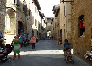 Izan y Joel por las calles de San Gimignano.
