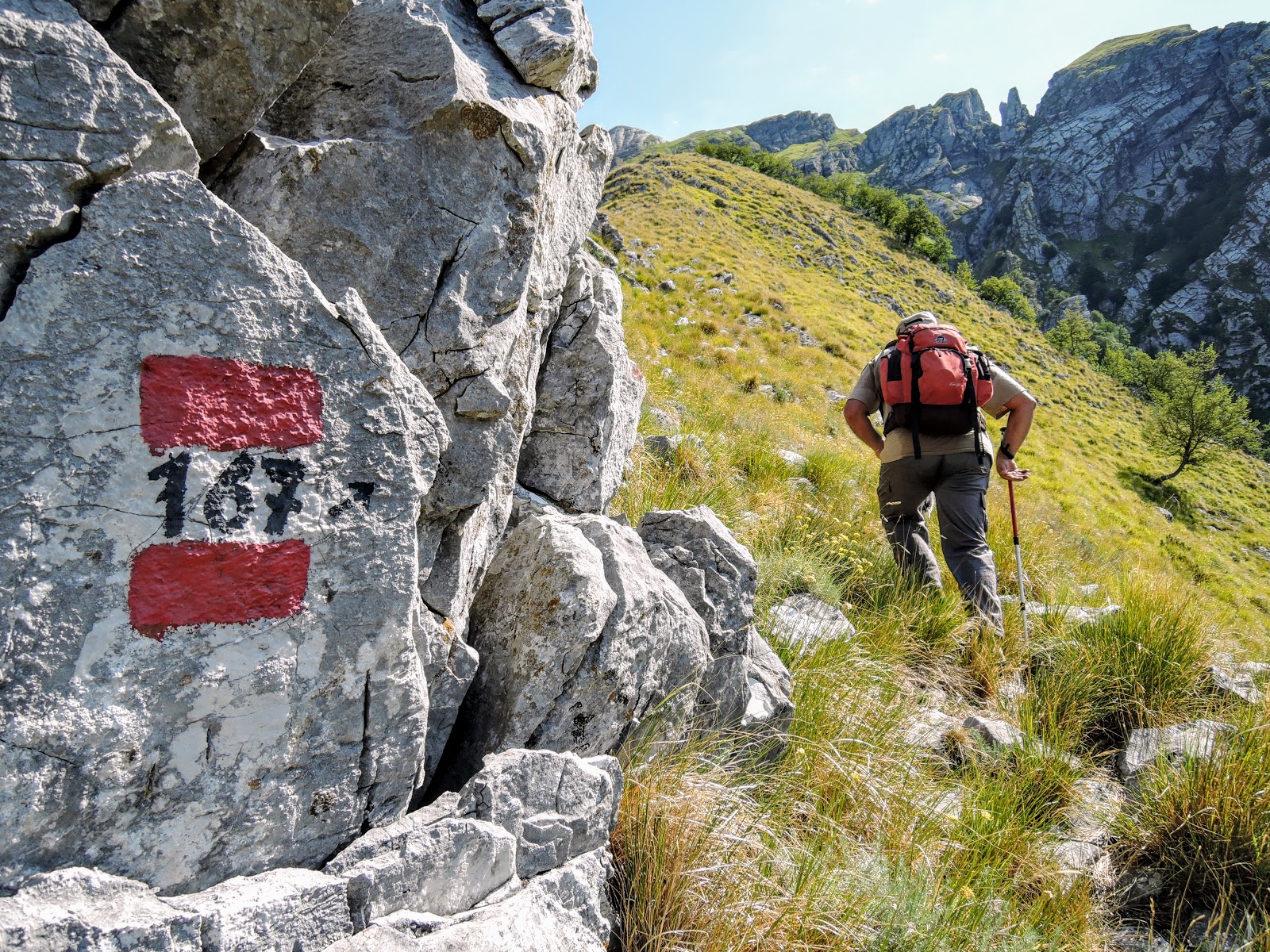 Piccoli Sentieri Alpi Apuane escursione sulle pendici del Monte