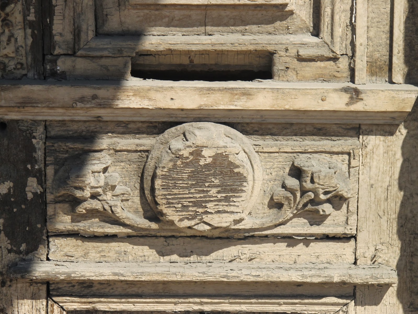 деревянная дверь для бревенчатого дома. дверь в срубе. красивые деревянные двери. массивная деревянная дверь. двери деревянные иркутске.