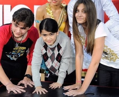 Hijos de Michael Jackson Foto de hijos de Michael Jackson posando al colocar sus huellas en Hollywood