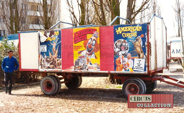 roulotte a matériel recouverte d'affiche du cirque Americano