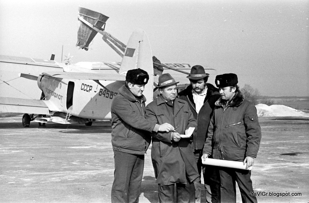 оперативный аэродром. летно-тактические учения. командир эскадрильи александр павлюк аэродром лиманское. балтимор воронеж. председатель колхоза на уазике.