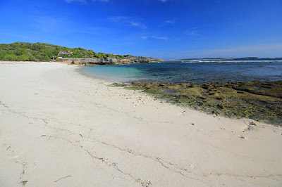 Pasir putih memanjang di pantai Bo'a Pasir putih memanjang di pantai Boa