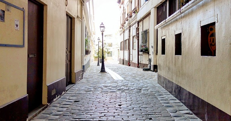 Paris Passage Saint Maur Quelques Uns Des Derniers Paves En Bois De Paris Au 81 Rue Saint Maur Xieme Paris La Douce Webzine Parisien Lifestyle Culture Sorties Street Art