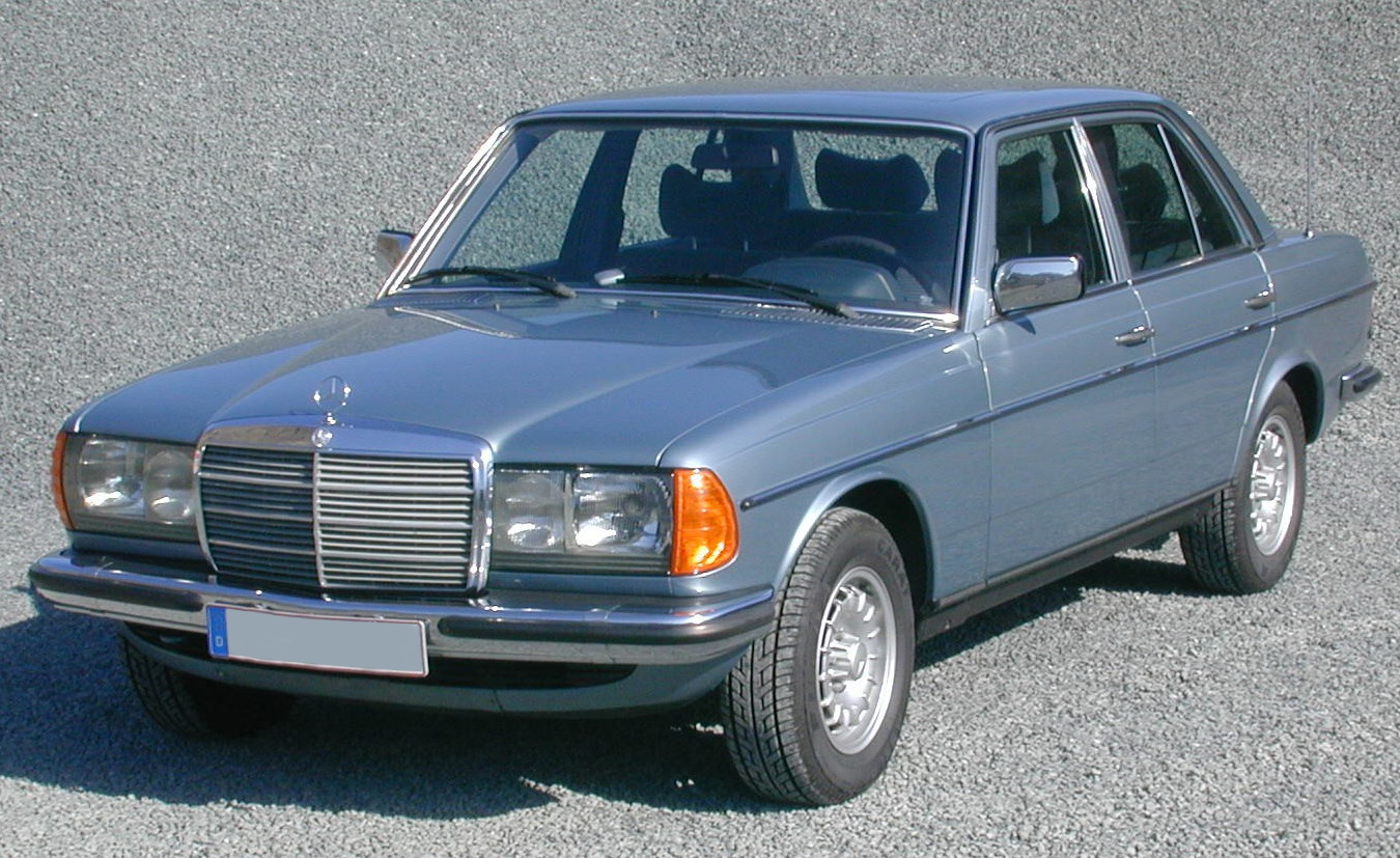 Mercedes celebra 40 anos do W123 Quatro rodas e um volante!