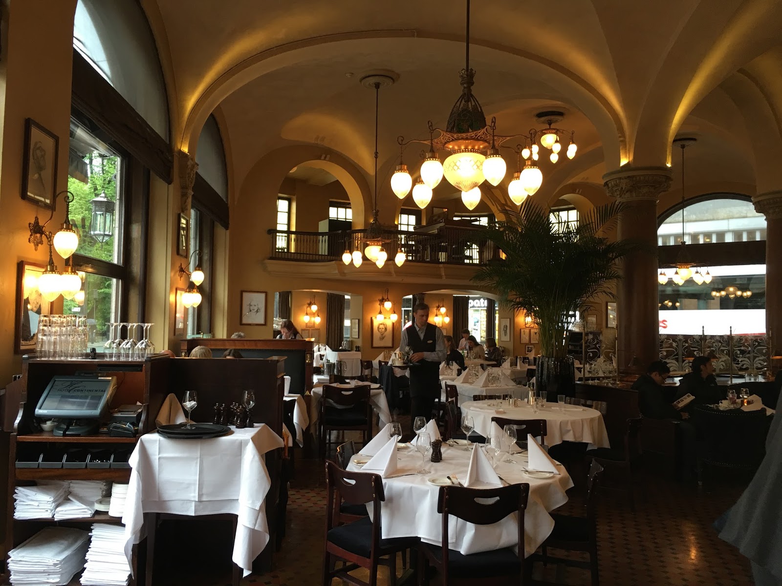 GREAT EATS HAWAII THEATERCAFEEN OSLO, NORWAY