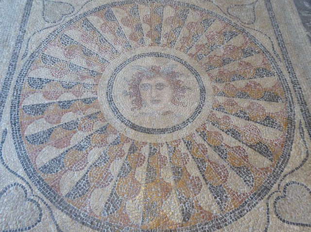 Mosaico della Medusa nel Palazzo dei cavalieri