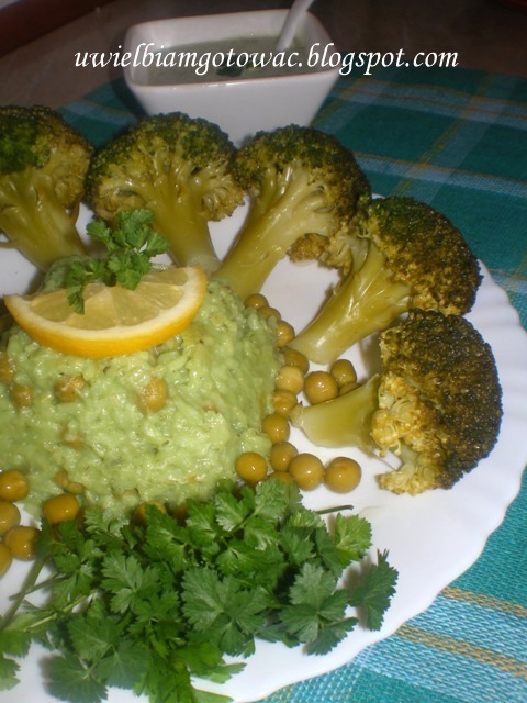 Brokuły z sosem pietruszkowo-cytrynowym w asyście zielonego ryżu z groszkiem