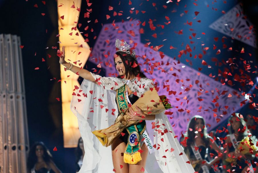 Gabriela Markus, a Miss Brasil 2012, recebe chuva de papel picado em formato de coração