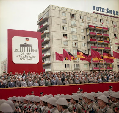 https://commons.wikimedia.org/wiki/File:Bundesarchiv_Bild_183-1986-0813-460,_Berlin,_Parade_von_Kampfgruppen_zum_Mauerbau.jpg