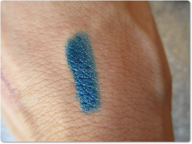 Lápiz de ojos waterproof azul en el tono 13 Bleu Océan de Yves Rocher - Swatch