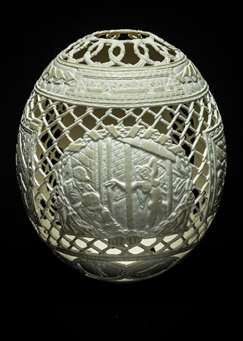 09-Naked-Gil-Batle-Hatched-in-Prison-Carvings-on-Ostrich-Eggs-www-designstack-co