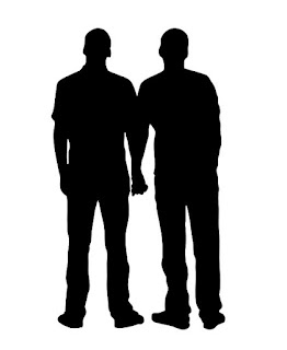 Fahndungsfotos von händchenhaltenden Personen in Unisex-Kleidung (2)