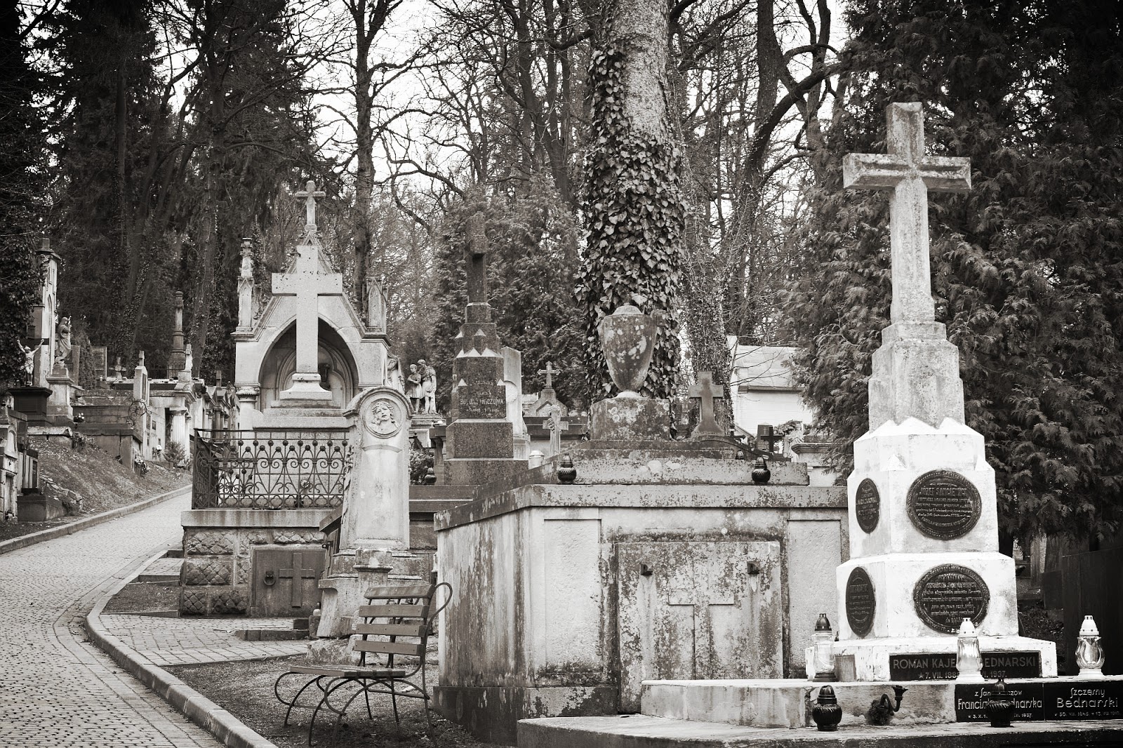 Можно ли посещать кладбище во время