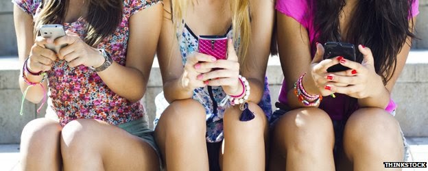 girls texting