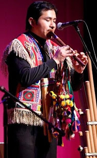 Musico con quena Foto de un hombre tocando la quena