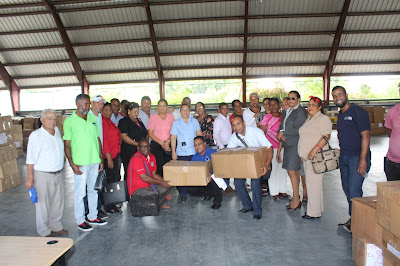 Directora distrito Educativo 0104, Elaine Pujol entrega kit escolares a directores de escuela en Cabral   