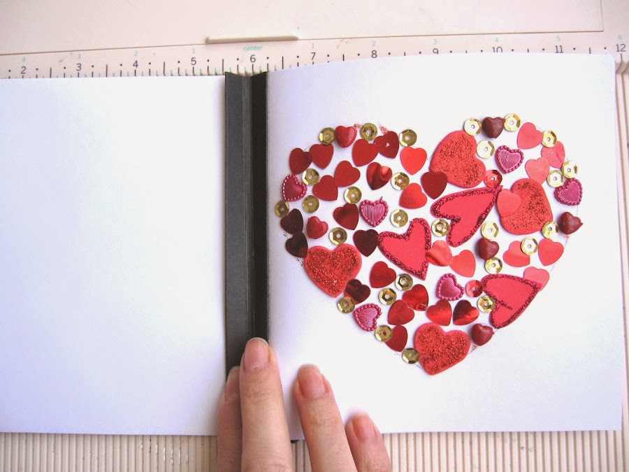 paso 10 tutorial mini-álbum scrapbook, cómo pegar la tarjeta de felicitación en el interior del lomo