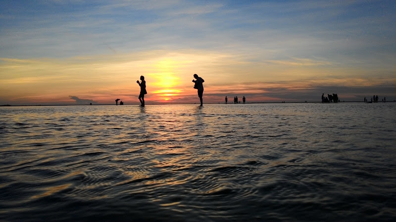Silhouettes on Water 2 HD