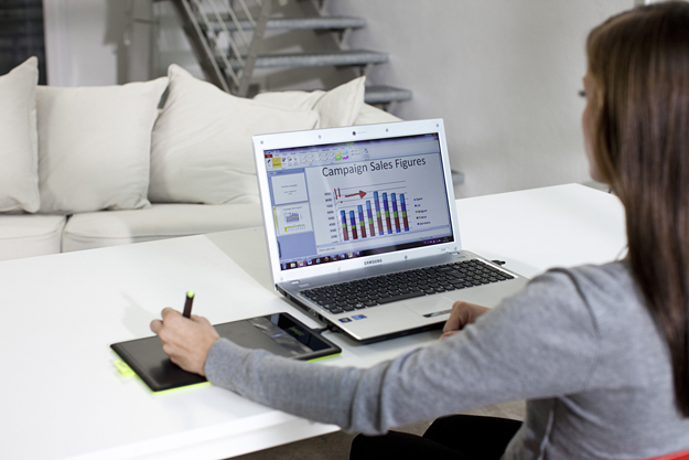 маркетплейс на ноутбуке. удаленная работа. удалённая работа фриланс. ошибки в карточках товара вайлдберриз. девушка с ноутбуком на море.