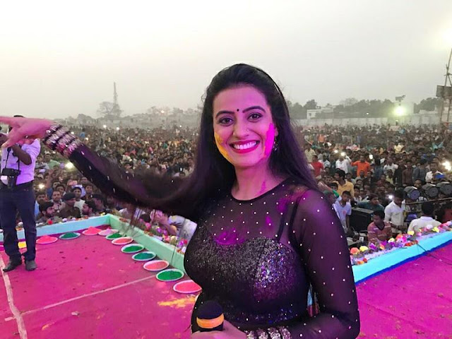 भोजपुरी सुपरस्टर अक्षरा सिंह को बिहार में कहीं भी परफॉर्म करने की अनुमति नहीं मिल रही है।