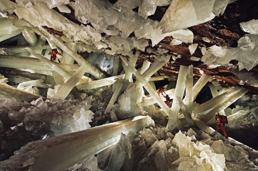 gigantes cristales con personas escalandolos que parecen hormigas