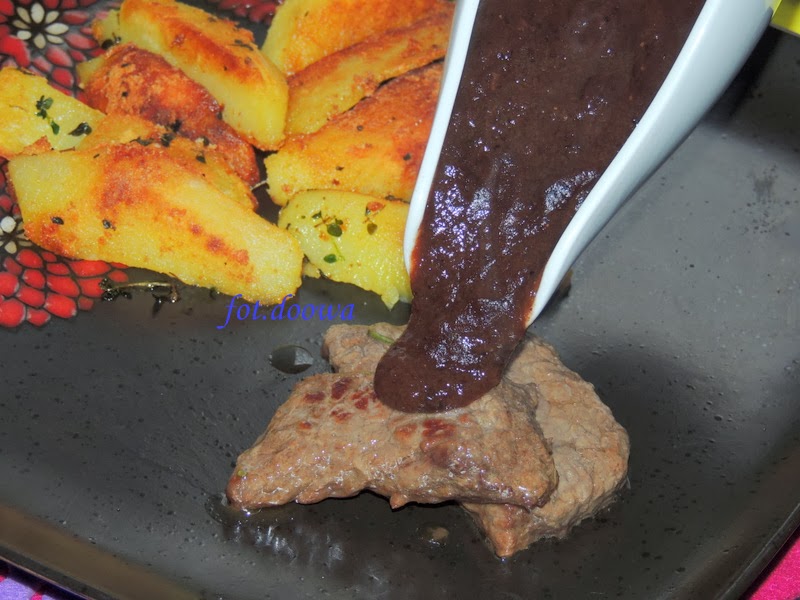 Steki wołowe z sosem ze śliwki suszonej, sałatką z cykorii i pieczonymi ziemniakami