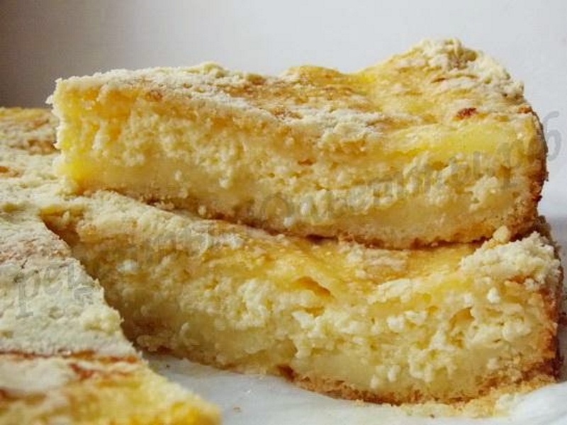 творожник пирог песочный. песочный пирог с клубникой. рецепт песочного пирога с творогом. песочный пирог с творогом. пирожное с творогом.