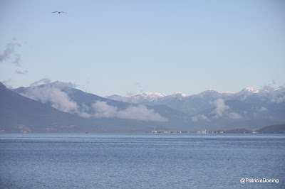 Morro do Cambirela e a neve visto da baia sul Florianópolis