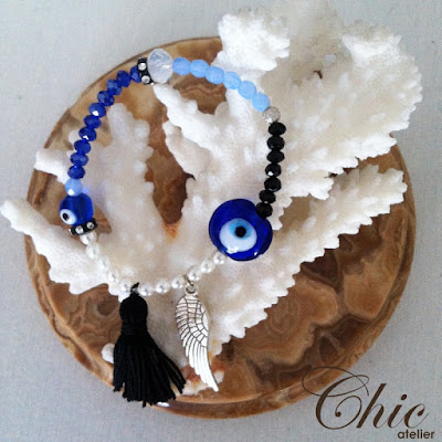 Pulsera con borla y ala. Diseño de complementos. Pulseras hechas a mano.