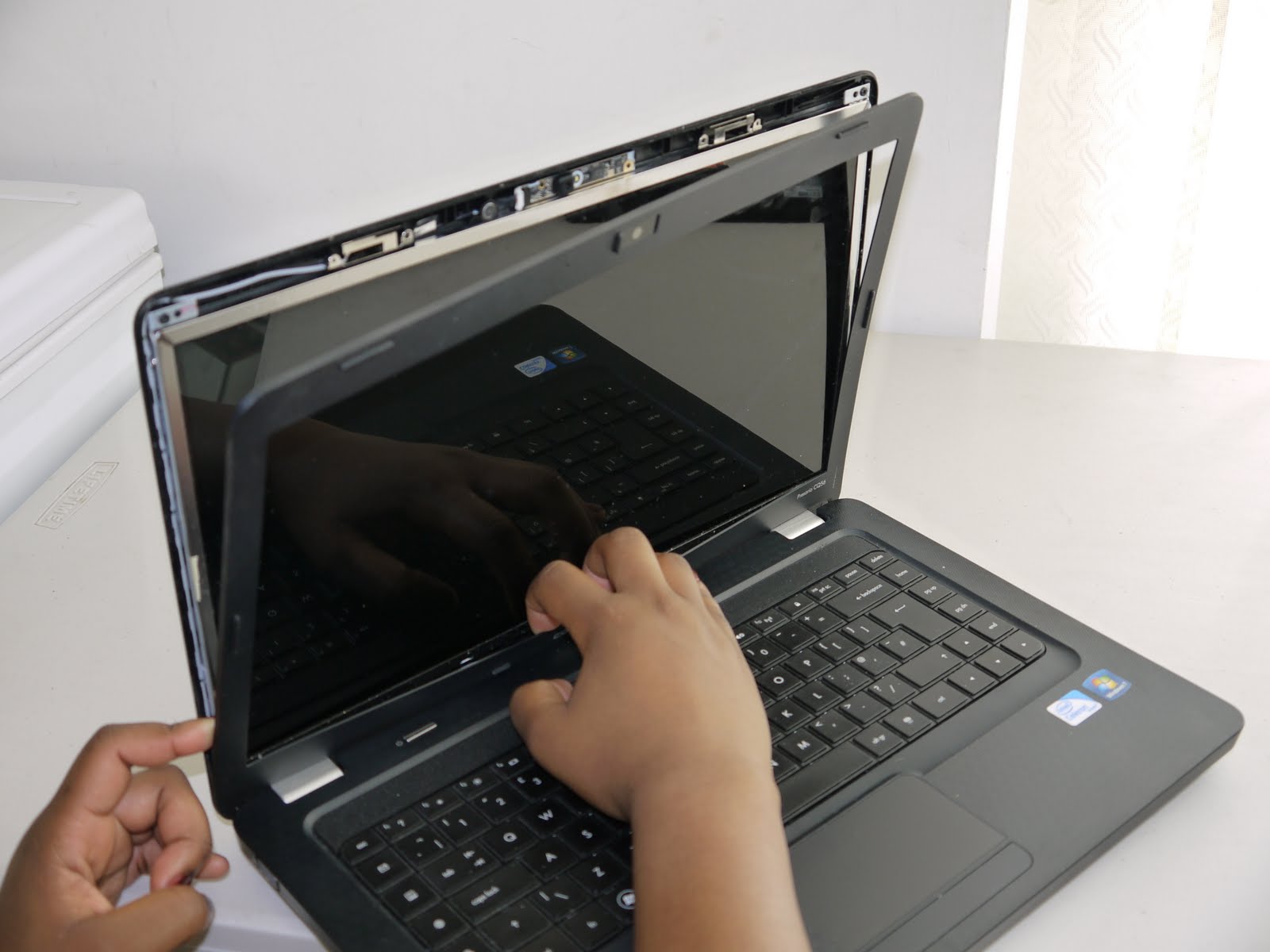 Экран лаптопа. Дисплей ноутбука. Asus a543. Замена экрана ноутбука. Компьютер с пустым экраном.