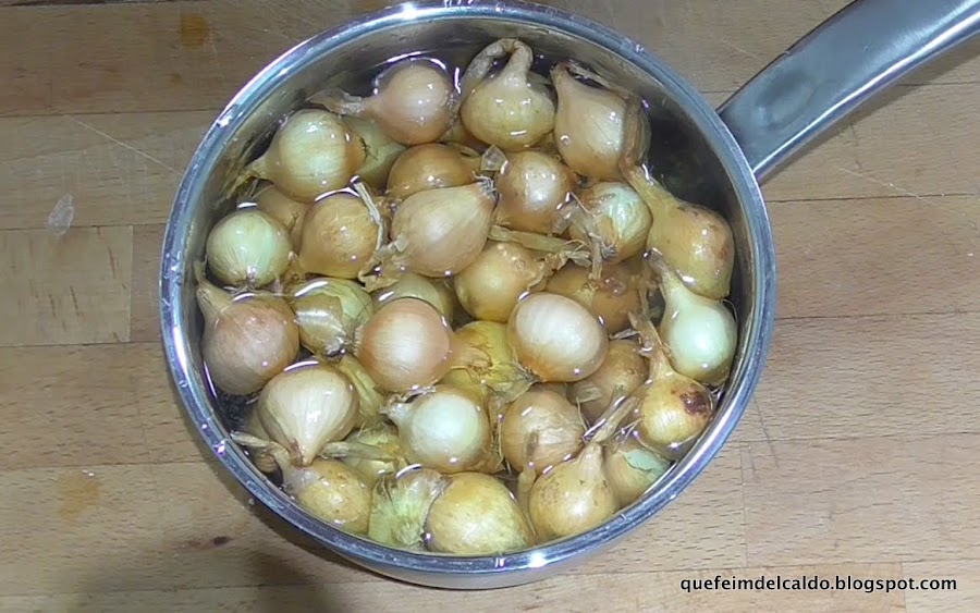 Jamoncitos de pavo confitados con cebollitas glaseadas