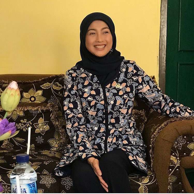 Desy Ratnasari Sammy Hamzah : Biodata Lengkap Artis Desy Ratnasari Yang